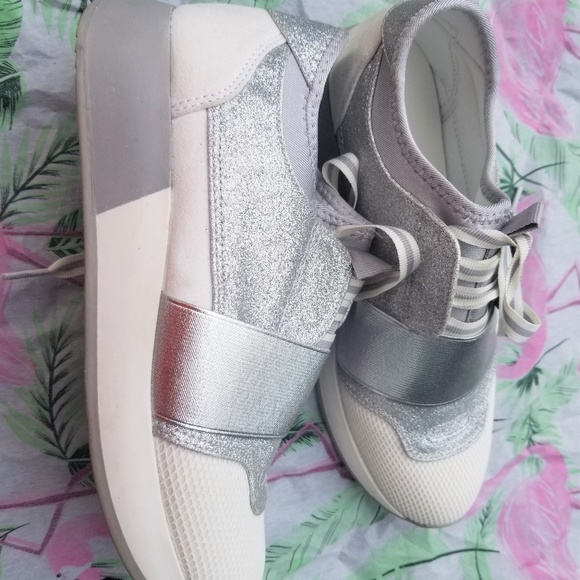 Madden Girl Woman’s Glow Sneakers NWOB 7.5M & 10 - Picture 3 of 7